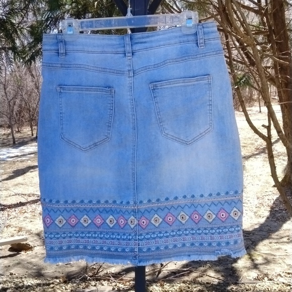 NWOT Charlie B denim embroidered skirt size 8 - Picture 9 of 12